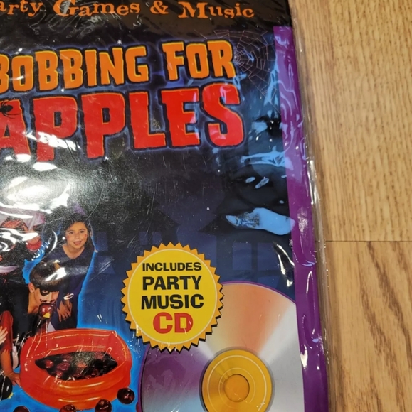 Bobbing for Apples party game with CD - Picture 3 of 6